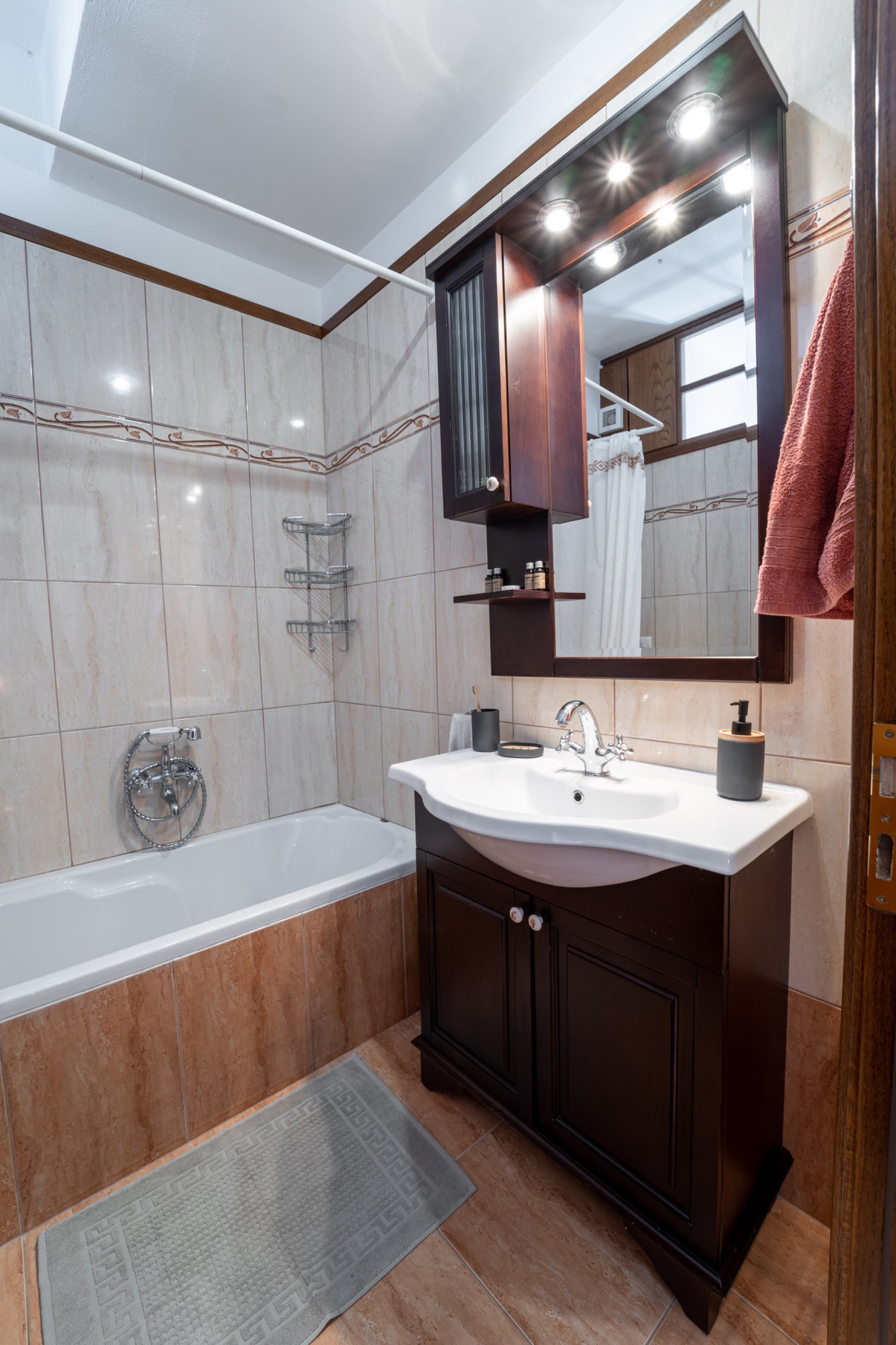 Μπάνιο με μπανιέρα