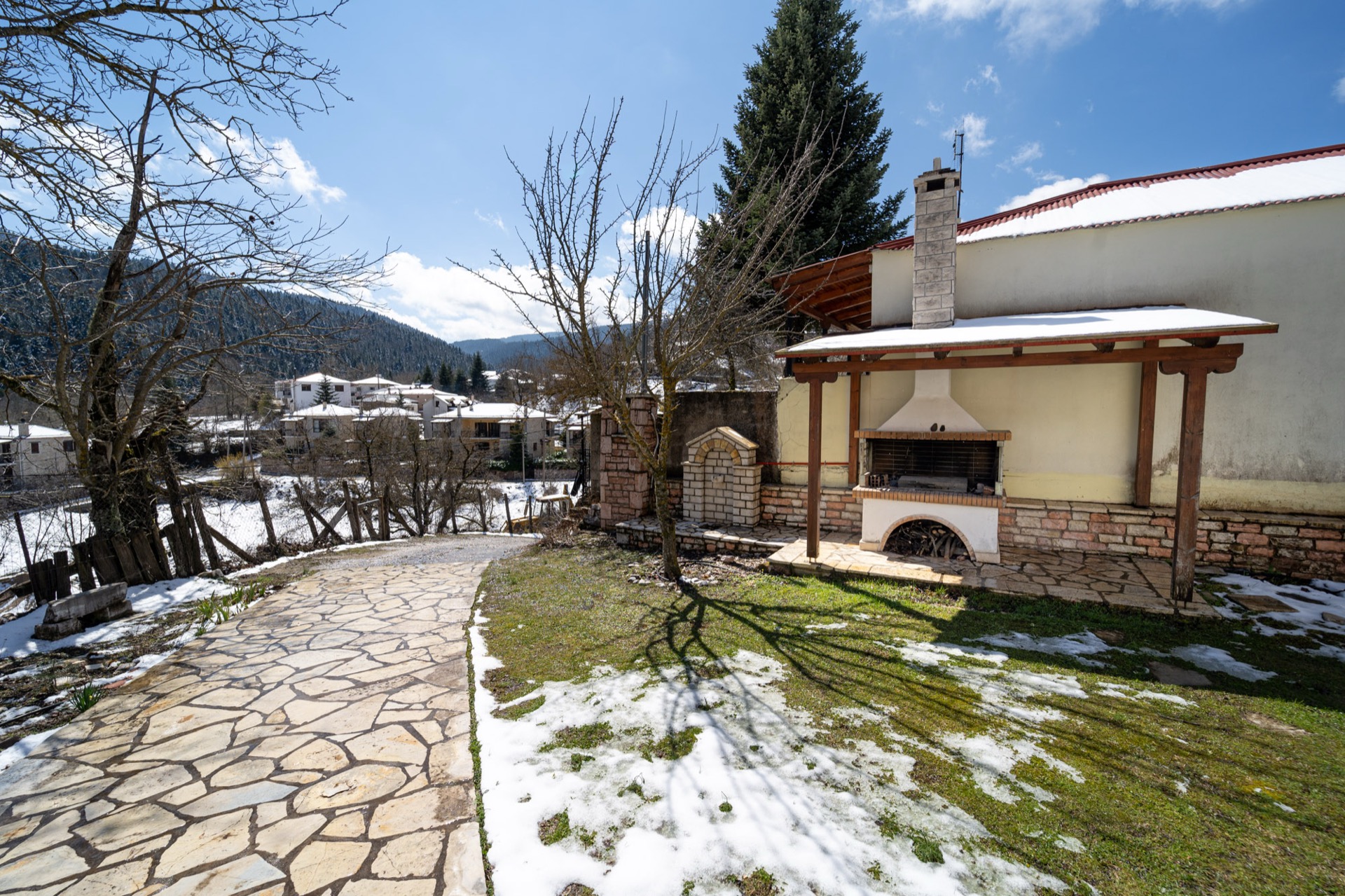 Εξωτερικός χώρος με BBQ και θέα βουνού